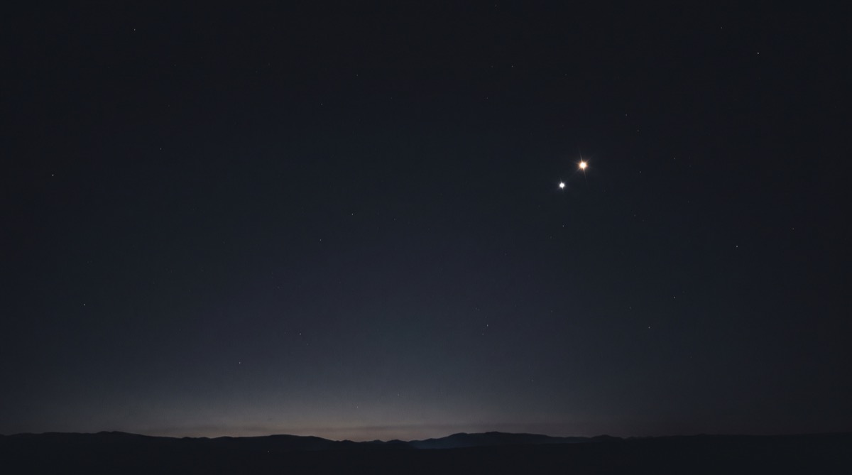 Two planets in close conjunction over a quiet night horizon